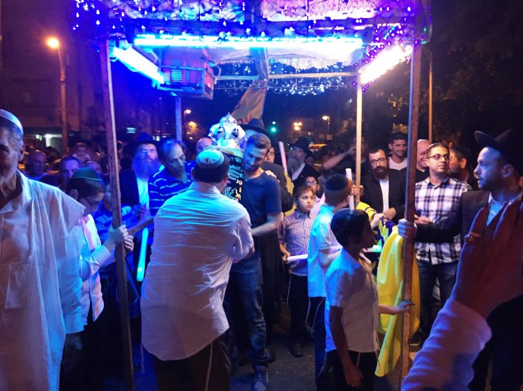 הכנסת ספר תורה במודעות ליובאוויטש